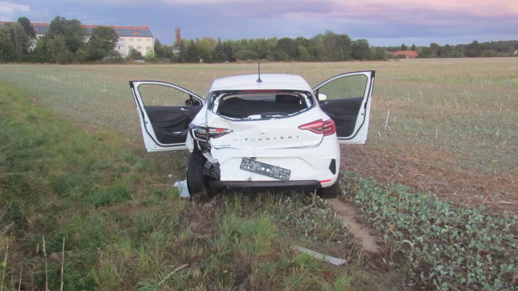 Ein Auto ist auf der L15 zwischen Jeetze und Brunau auf ein Auto am Straßenrand gefahren.