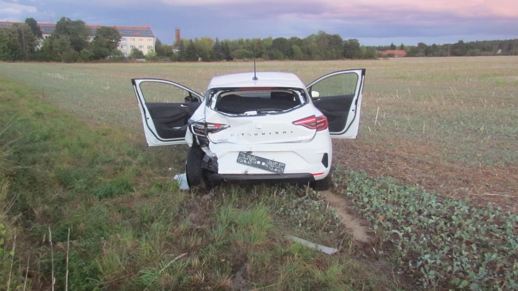 Ein Auto ist auf der L15 zwischen Jeetze und Brunau auf ein Auto am Straßenrand gefahren.