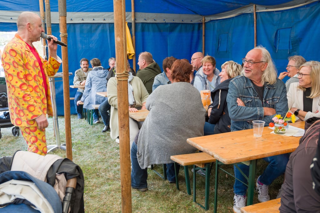 „Trompeti“ alias Thomas Börner ist beim Vereinsfest in Klein Rodensleben aufgetreten und hat die Besucher begeistert.