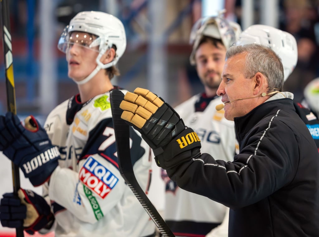 Cheftrainer Serge Aubin will mit den Eisbären Berlin den nächsten deutschen Meistertitel holen.