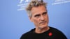 Joaquin Phoenix vor der Pressekonferenz des Films mit einem „Artists4Ceasefire“-Anstecker.