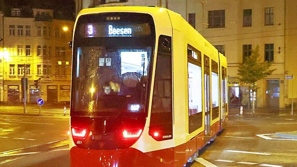 Erste Fahrt mit Fahrgästen:Tina im Liniendienst in Halle.