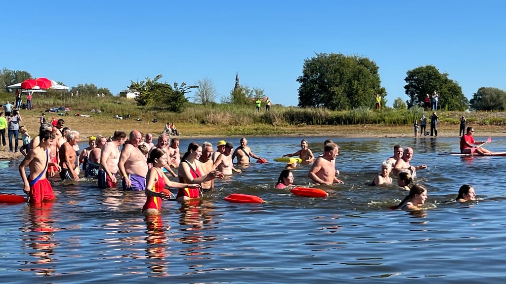 Elbeschwimmen am Sonntag bei Tangermünde. Mit einem Wasserstand von 1,19 Meter war der Weg durch den Fluss schwimmend kürzer als bei normalem Pegel.
