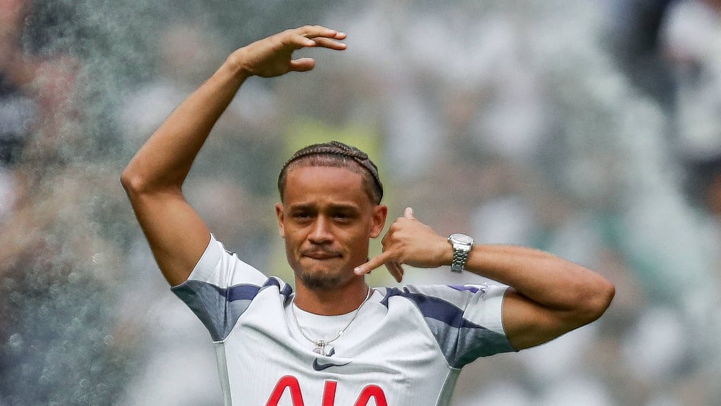 Telefoniert jetzt von London aus mit seinem Bruder: Xavi Simons.