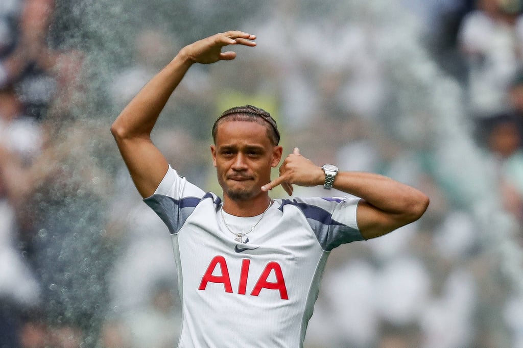 Telefoniert jetzt von London aus mit seinem Bruder: Xavi Simons.