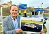 Thomas Gruschka zeigt ein Foto von der elektrogetriebenen Personenfähre, die ab Herbst Passagiere über die Saale bringen soll.