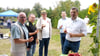Olaf Weber (von links), Thomas Osterloh, Tino Bauer, Uwe Baier und Minister Sven Schulze beim Apfelessen in Wanzleben. Sie haben sich allesamt schon an der Obstvielfalt in diesem Jahr gelabt.