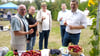 Olaf Weber (von links), Thomas Osterloh, Tino Bauer, Uwe Baier und Minister Sven Schulze beim Apfelessen in Wanzleben. Sie haben sich allesamt schon an der Obstvielfalt in diesem Jahr gelabt.