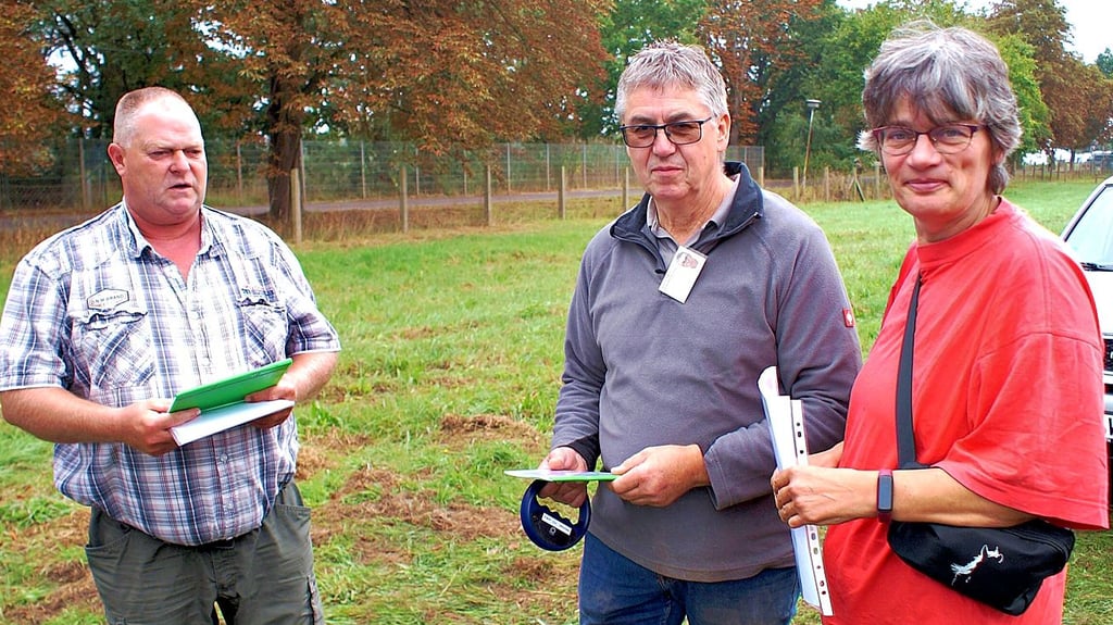 Tierarzt Dr. Lutz Winter (Mitte) aus Düsedau bei Osterburg begrüßte in Havelberg Familie Riekoff aus Rostock. „Ich komme schon seit meinem dritten Lebensjahr zum Pferdemarkt“, sagte der 53-jährige Händler.