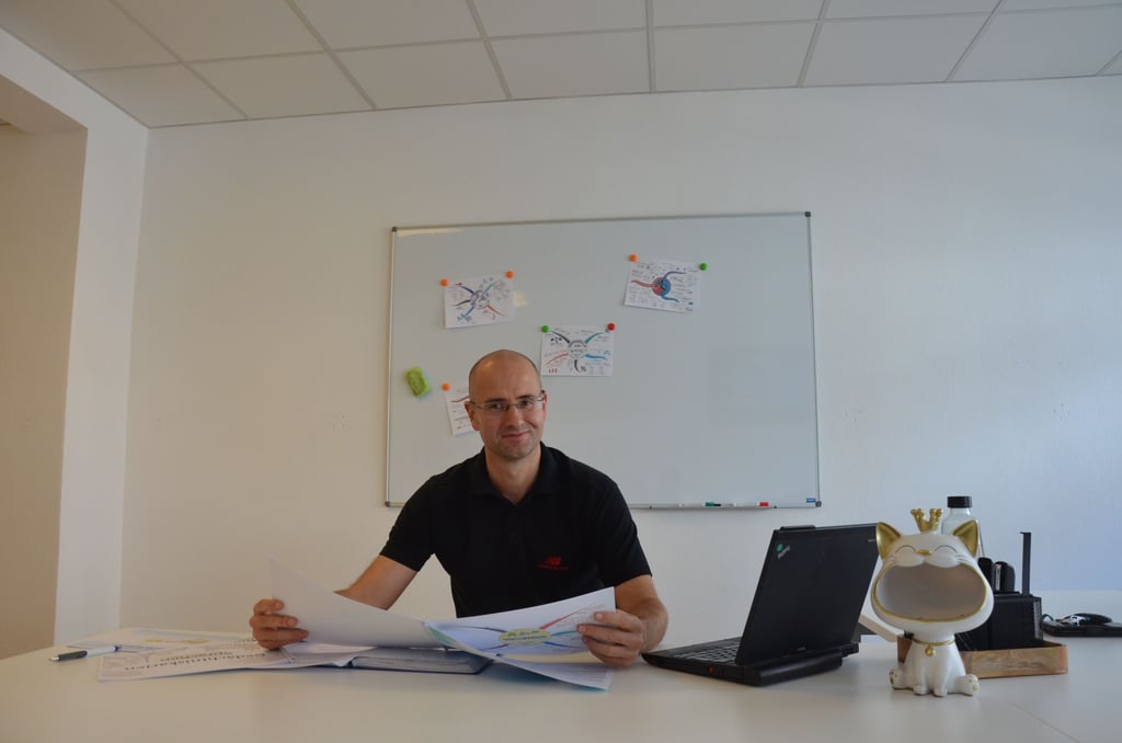 Lars Fröhlich, Inhaber von „AufTrab Nachhilfe“, hat Ende August 2025 einen Standort in Oschersleben eröffnet.