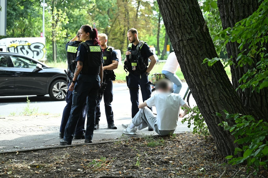 Polizisten stehen an der Unfallstelle.