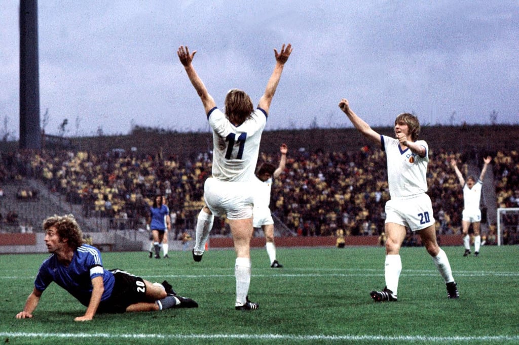 Die FCM-Nationalspieler Achim Streich (11) und Martin Hoffmann jubeln bei der WM 1974 für die DDR im Spiel gegen Argentinien.