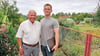 Hans-Jürgen Vogel und sein Enkel Lukas Vogel schauen regelmäßig in der Gartenanlage Freie Gewerkschaften in Zeitz-Ost vorbei. Die Hälfte der Parzellen steht leer und soll zu einer Streuobstwiese umgebaut werden. 