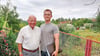 Hans-Jürgen Vogel und sein Enkel Lukas Vogel schauen regelmäßig in der Gartenanlage Freie Gewerkschaften in Zeitz-Ost vorbei. Die Hälfte der Parzellen steht leer und soll zu einer Streuobstwiese umgebaut werden. 