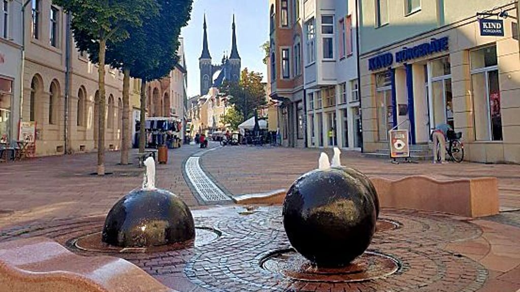 Da sprudelte er noch: Der Kugelbrunnen musste am Mittwoch abgeschaltet werden.