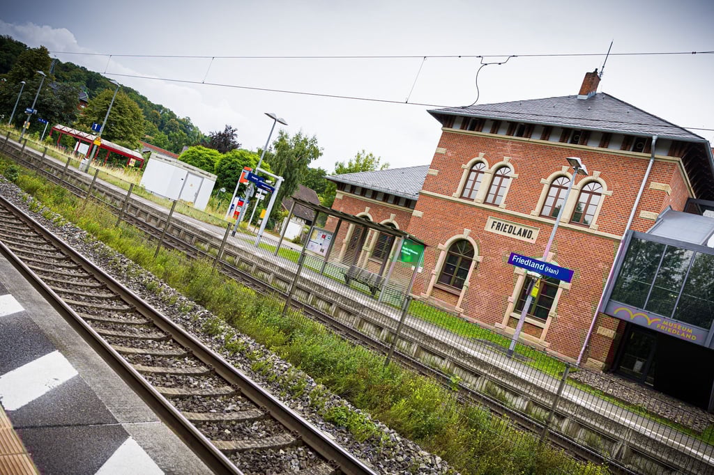 Am Bahnhof Friedland ist eine 16-Jährige mutmaßlich in den Tod gestoßen worden. (Archivbild)