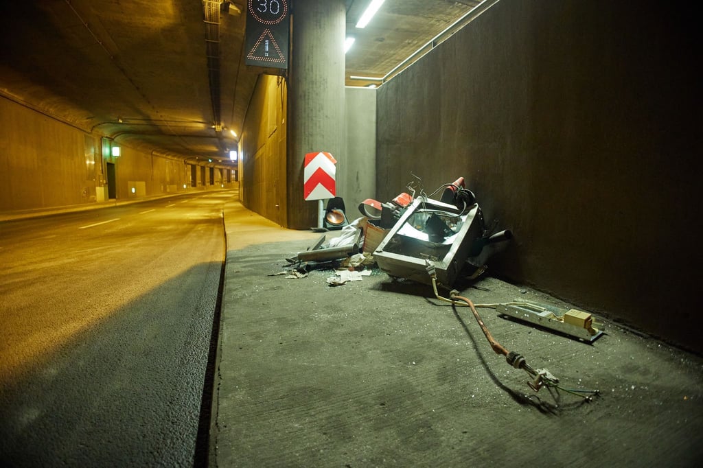 Ein Lastwagen hatte sich am Montag im Tiergartentunnel verkeilt – und dabei Tunneltechnik beschädigt. (Archivbild)