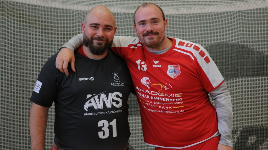 Michael und Max Kreyenberg (v.l.) freuten sich über das Wiedersehen beim Bruder-Duell in Schönebeck.