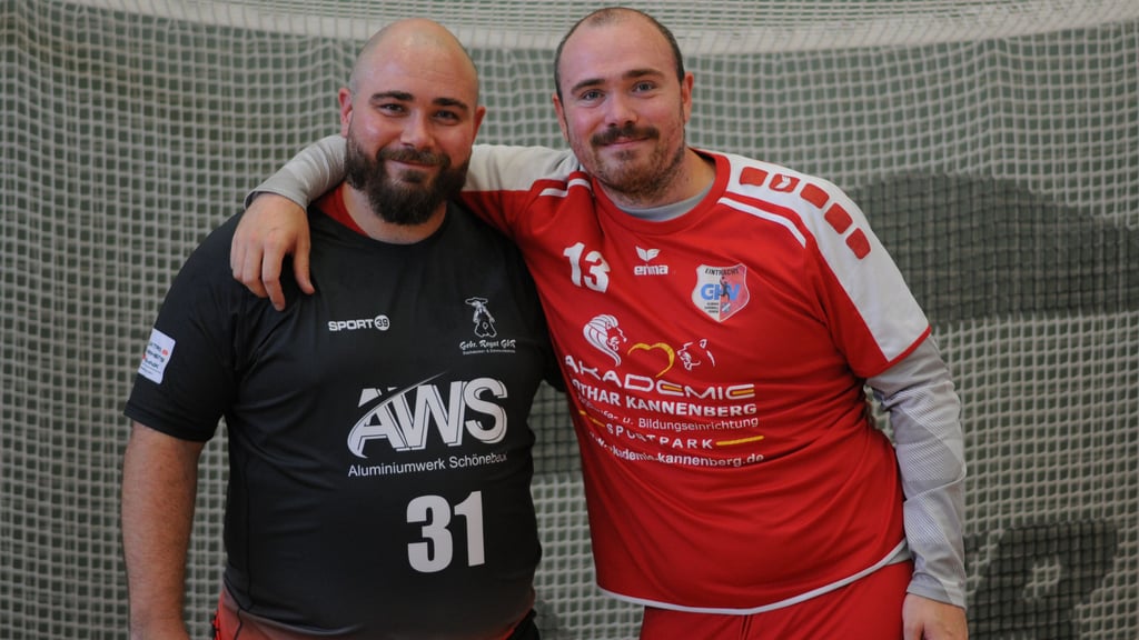 Michael und Max Kreyenberg (v.l.) freuten sich über das Wiedersehen beim Bruder-Duell in Schönebeck.