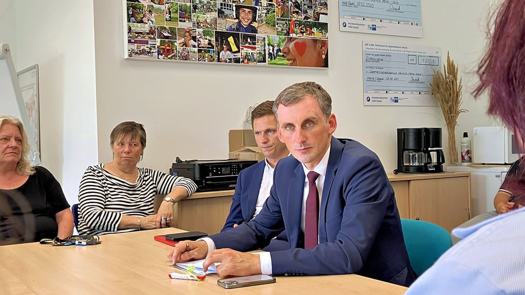 Bildungsminister Jan Riedel (CDU) hat sogenannte Startchancen-Schulen in Halle-Neustadt besucht.