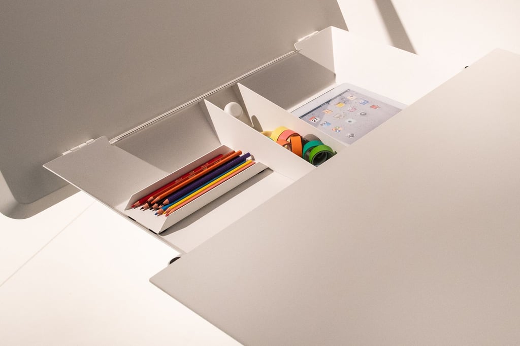 Auch kleine Schreibtische bieten Stauraum unter einer hochklappbaren Platte, wie dieses Modell von Müller Small Living.