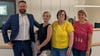 AWG-Chef Steffen Mairose begrüßt die Hausärztin Juliane Drewes (2.v.r.) sowie die Mitarbeiterinnen Melissa Rademacher und Janina Kefalas.
