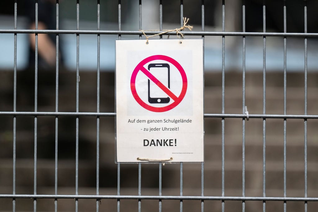 Die Regeln sind unterschiedlich: Manche Schulen haben Handys komplett verbannt, andere sind weniger streng. Ob es flächendeckende Regeln gibt, entscheiden die Bundesländer selbst. (Symbolbild)