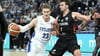 Auf die deutschen Basketballer um Franz Wagner (r) wartet im Achtelfinale Portugal.