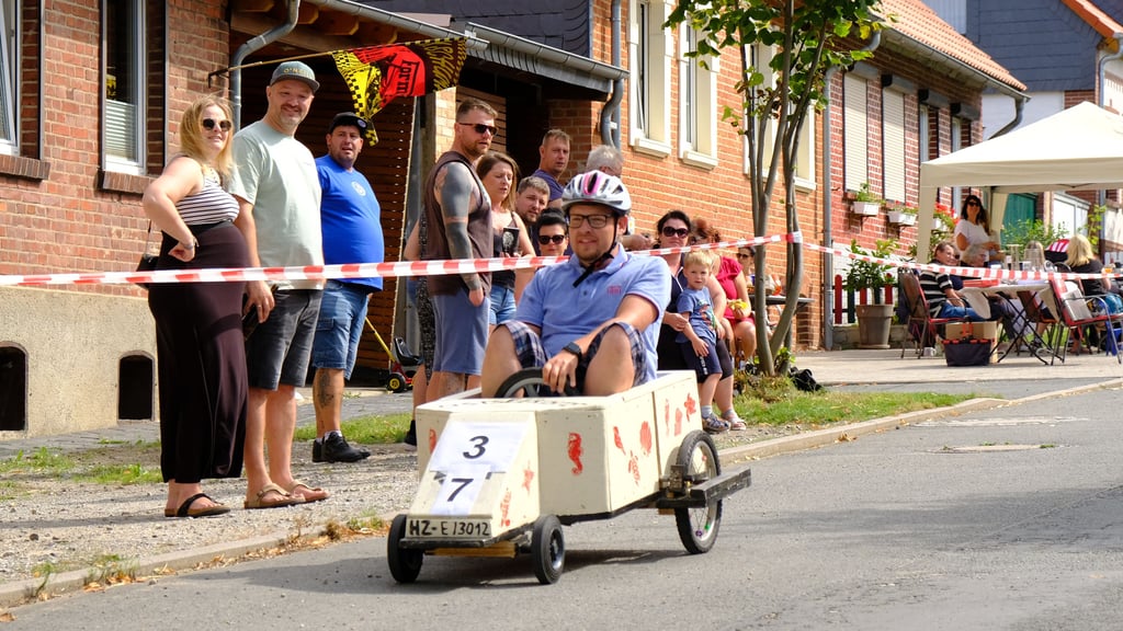 Tollkühne Piloten in ihren selbst gebauten Vehikeln sind wieder beim Seifenkistenrennen in Derenburg am Start.