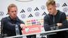 Joshua Kimmich (r) macht sich über die Transfersummen im Fußball seine Gedanken.