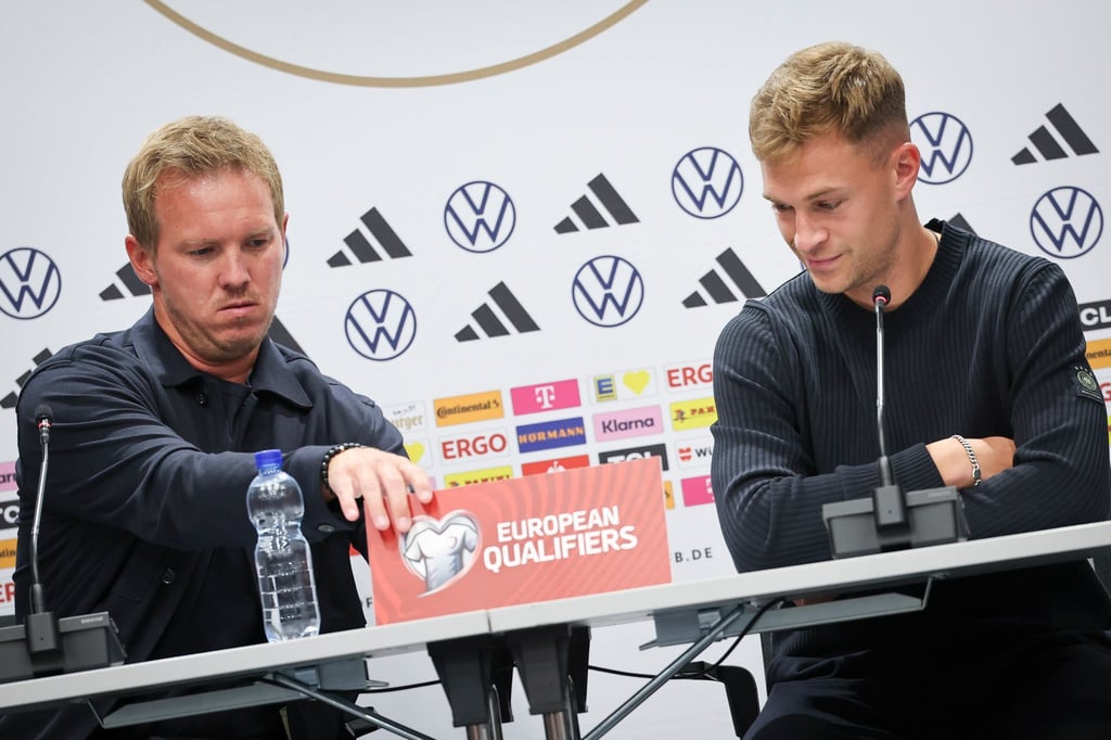 Joshua Kimmich (r) macht sich über die Transfersummen im Fußball seine Gedanken.