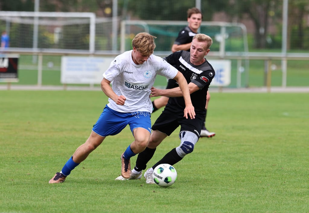 Sebastian Zemann (r.) und der VfB Ottersleben wollen im Landespokal für das eigene Selbstvertrauen spielen.