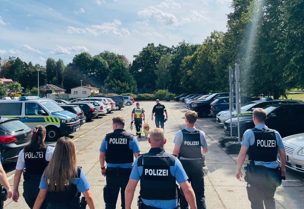 Beamte mehrerer Polizeireviere haben sich an der Suche am Tatort in Magdeburg beteiligt. Auch ein Mantrailer-Hund war im Einsatz.
