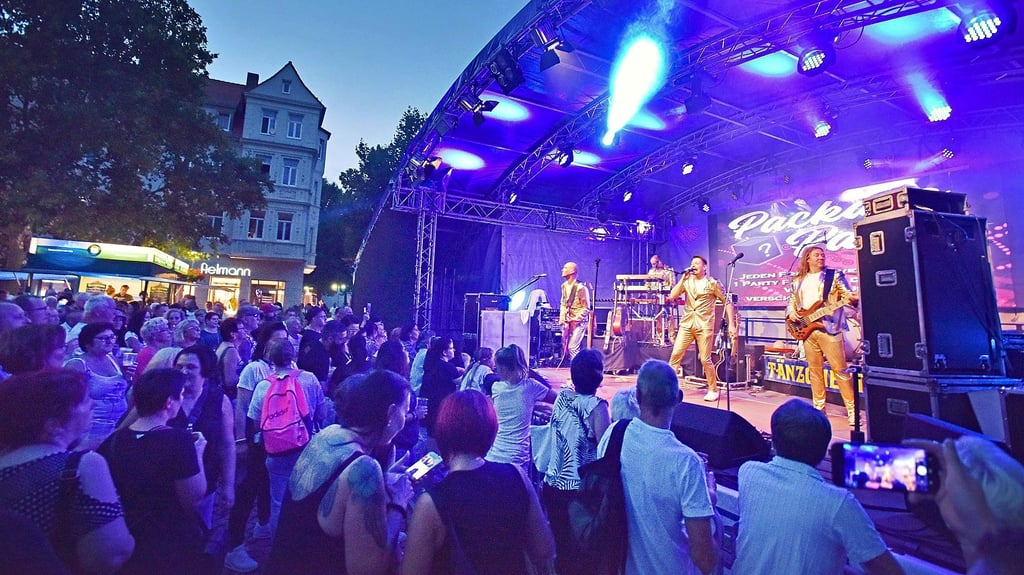 Zum siebten Mal lädt der Bitterfelder Innenstadtverein zum Fest: Hier eine Aufnahme mit der Band „Tänzchentee“, die oft für Begeisterung sorgte.