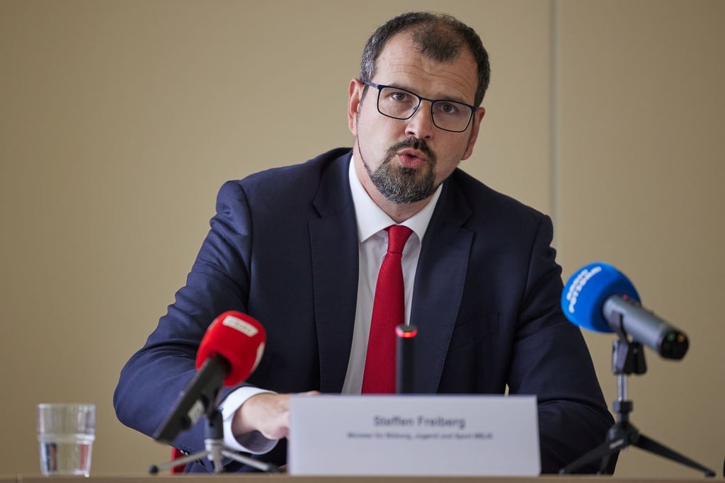 Nach der Einstufung der AfD als rechtsextremistisch kündigt Brandenburgs Bildungsminister Leitlinien für den Umgang mit betroffenen Lehrkräften an.
