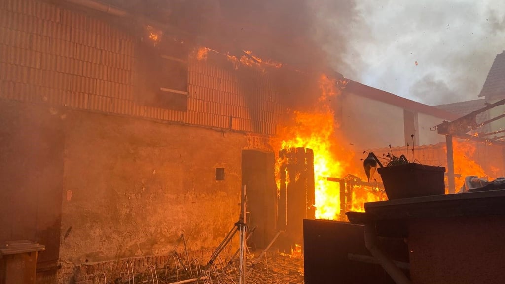 In Zerbst brannte am Mittwochabend (3. September) auf einem der Hinterhöfe ein Gebäude. Lichterloh schlugen die Flammen heraus.