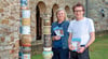 Viola Handke und Julian Lehmann vom Förderkreis des Schlosses freuen sich auf den 31. Töpfermarkt. Sie stehen neben den drei Stelen, die die Keramiker im vergangenen Jahr als Dank für 30 Jahre Töpfermarkt angefertigt haben.