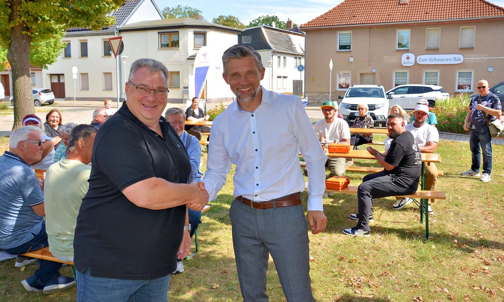 Der Güstener Bürgermeister Michael Kruse (links) und der Staßfurter Stadtwerke-Geschäftsführer Eugen Keller beim Lichtfest.