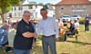 Der Güstener Bürgermeister Michael Kruse (links) und der Staßfurter Stadtwerke-Geschäftsführer Eugen Keller beim Lichtfest.