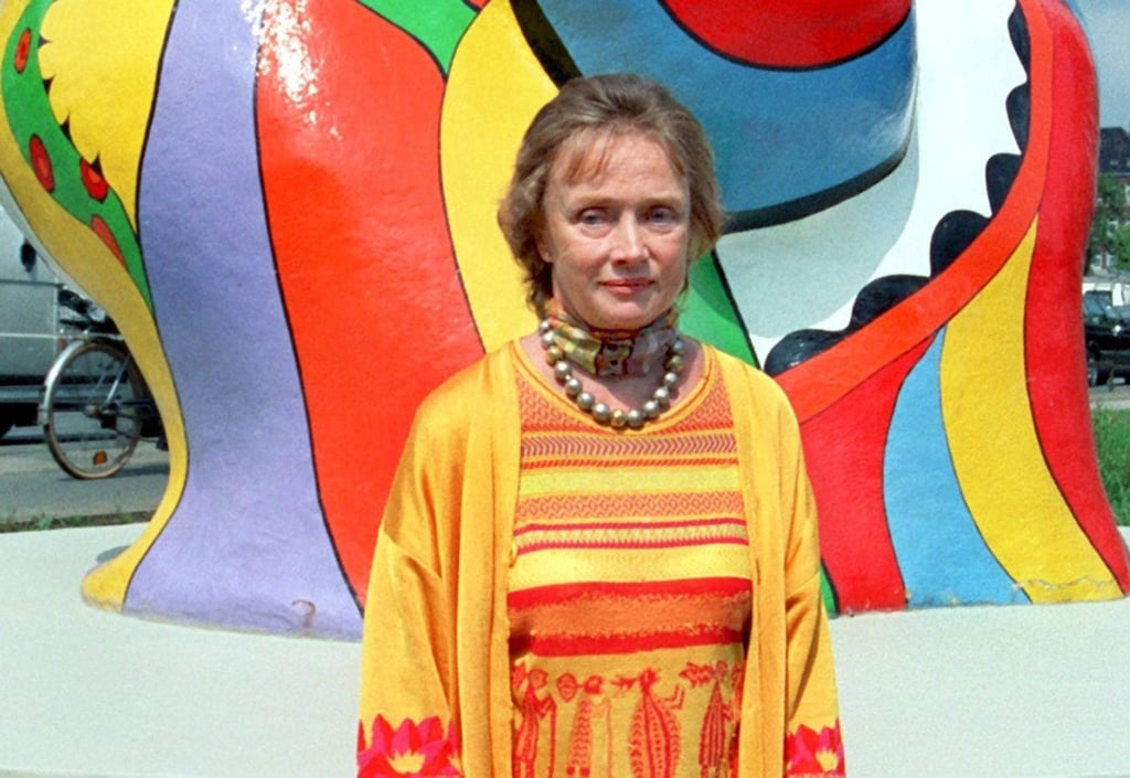 Die damals 67 Jahre alte Künstlerin Niki de Saint Phalle steht in Hannover vor ihren als „Nanas“ geschaffenen Freiluftfiguren. (Foto vom 17.07.1998)
