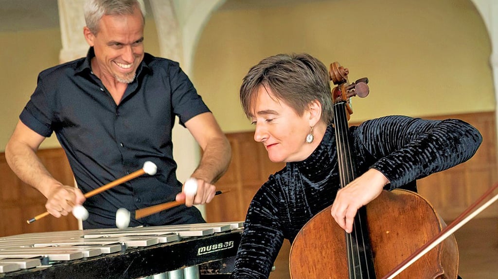 Anna Carewe spielt Cello, Oli Bott das Vibraphon.
