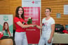 Selina Schramm ( rot) ist frisch gebackene Pflegekraft und übergibt den "Staffelstab" als Azubibotschafterin an Franziska Beckert. Sie ist im 3. Lehrjahr. 