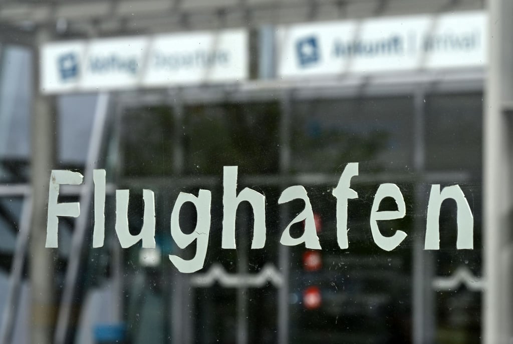 Die AfD Thüringen plant im Falle einer Regierungsbeteiligung eine zentrale Unterbringung aller Asylbewerber am Flughafen Erfurt. (Archivbild)
