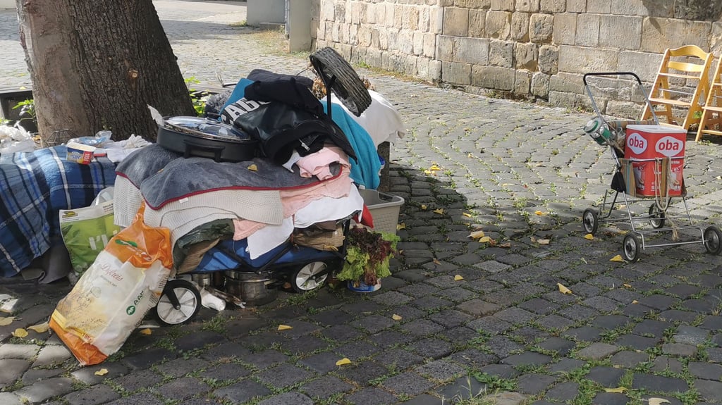 Die Vermüllung rund um das Nachtlager von der Obdachlosen Ines H. in Halberstadts Altstadt ist nicht zu übersehen.