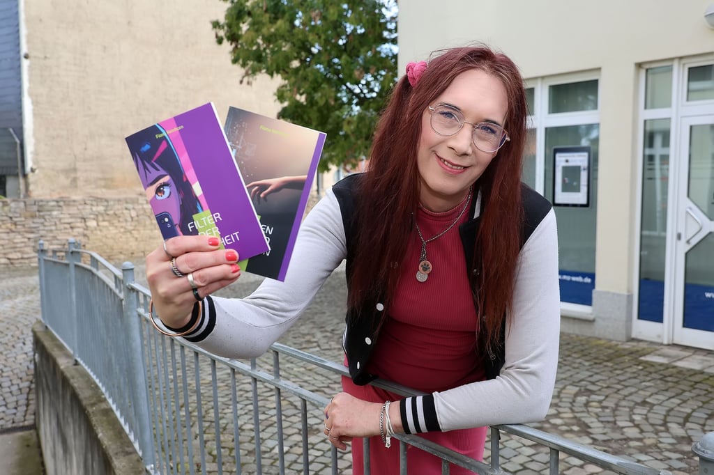 Transfrau Fiona Evelynn Harms hat zwei Bücher über das Thema Cybergrooming geschrieben. Auch damit will sie Kinder und Jugendliche schützen.