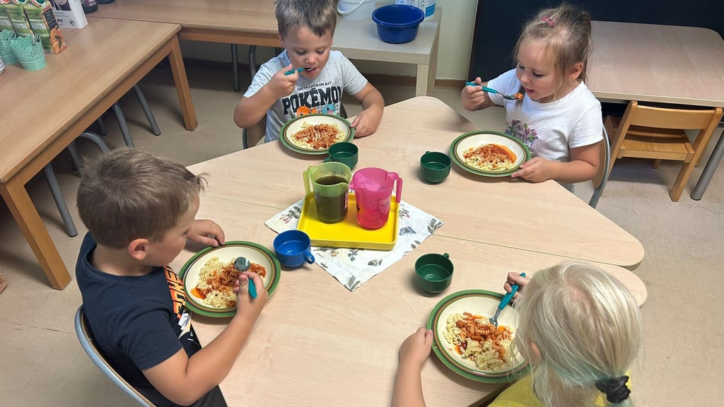 Kinder nehmen in der Cafeteria in der Klein Wanzleber Kita „Ria Runkel“ eine gemeinsame Mahlzeit ein