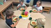 Kinder nehmen in der Cafeteria in der Klein Wanzleber Kita „Ria Runkel“ eine gemeinsame Mahlzeit ein