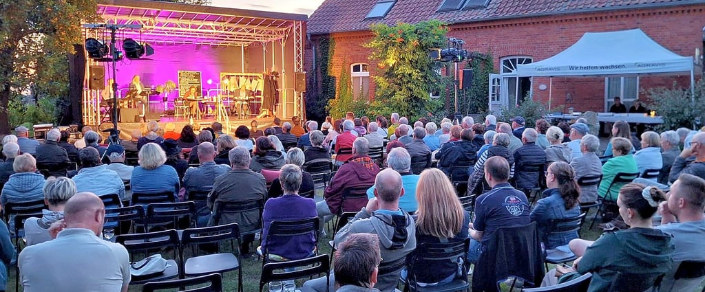 Im Garten von Ulrich Nellessen finden seit 2020 immer im Sommer Gastspiele des Theaters der Altmark mit Sitz in Stendal statt. Geboren in den veranstaltungsfreien Zeiten der Coronapandemie, ist das Event zu einem festen Jahreshöhepunkt im 54-Seelen-Dorf geworden.