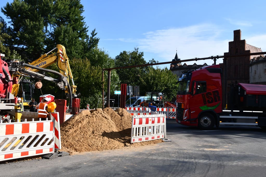 Es ist eng am Salzwedeler Tor. Dieser Bereich gehört zur Baustelle des Wasserverbandes in der Goethestraße. Dort wird die Abwasserleitung komplett erneuert. Am Salzwedeler Tor befindet sich ein Tiefbrunnen für Grundwasserabsenkung. In luftiger Höhe verläuft die provisorische Leitung für das Abwasser.