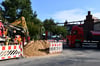 Es ist eng am Salzwedeler Tor. Dieser Bereich gehört zur Baustelle des Wasserverbandes in der Goethestraße. Dort wird die Abwasserleitung komplett erneuert. Am Salzwedeler Tor befindet sich ein Tiefbrunnen für Grundwasserabsenkung. In luftiger Höhe verläuft die provisorische Leitung für das Abwasser. 